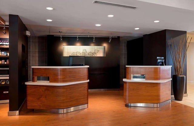 2 Classy Pet Friendly Units, Outdoor Pool, Free Parking, Near Beach!