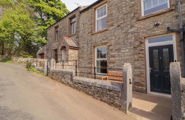 2 HIGH LANE TERRACE, character holiday cottage in Kirkby Stephen