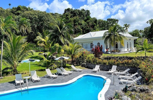 2 Kid-friendly Units, A short drive away from Errol Flynn Marina! With Parking!