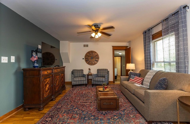 2 King Beds! Center of town! Pet friendly