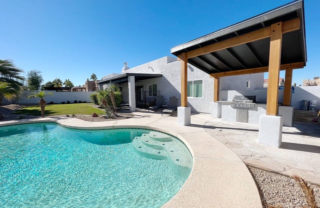 2 king size beds, Heated pool, Patio.& grill & Fast.Wi-Fi