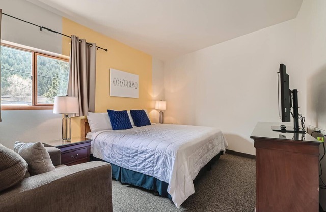 2 King Suite w/Private Bedroom in Boutique Mtn Motel