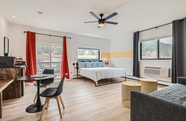 2 King Suite w/Private Bedroom, Balcony in Boutique Mtn Motel