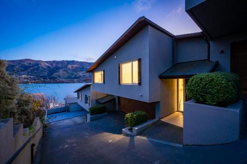 2 Lakeview Heights