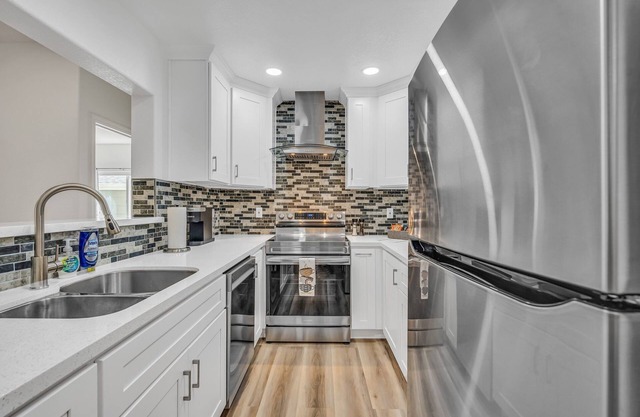2 Master suites ground floor, garage + parking spot, w/d in unit, wi-fi, Netflix