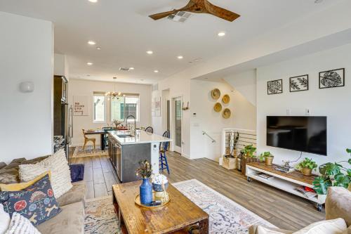 2 Mi to Beach Luxe LA-Area Townhome with Balcony