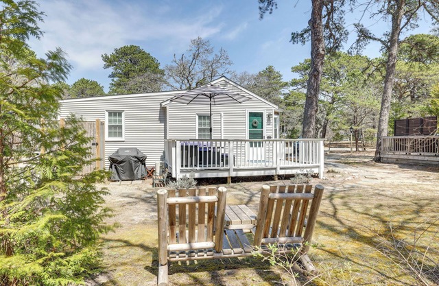 2 Mi to Coastline: Wellfleet Gem w/Deck & Grill