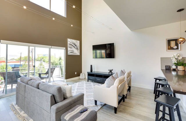 < 2 Mi to Dtwn: Reno Gem w/Rooftop Patio!