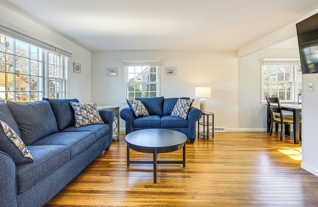 2 Mi to Main St Falmouth: Cape Cod Home