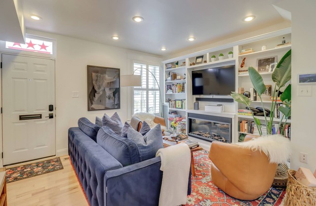 2 Mi to National Mall: Stunning Townhome w/Patio!
