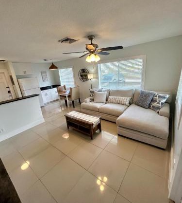 2 min walk to beach with free parking at Lauderdale 17-1