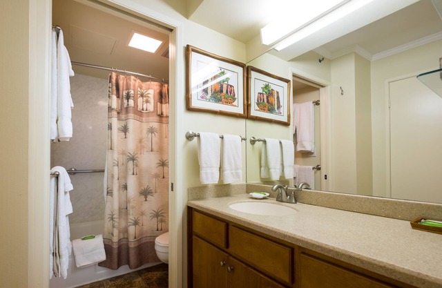 2 min walk to the beach/Parking , Kitchen , Pool