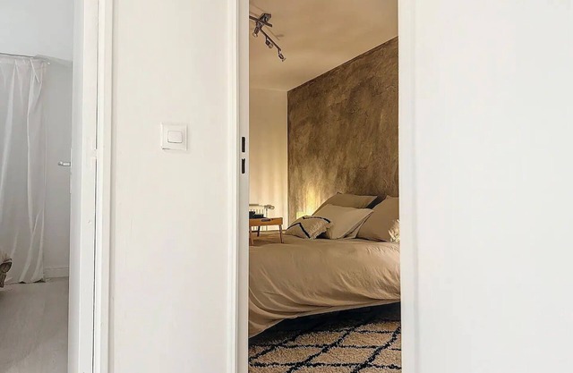 2 minutes from the metro! Warm and spacious apartment -Paris- Stade de France