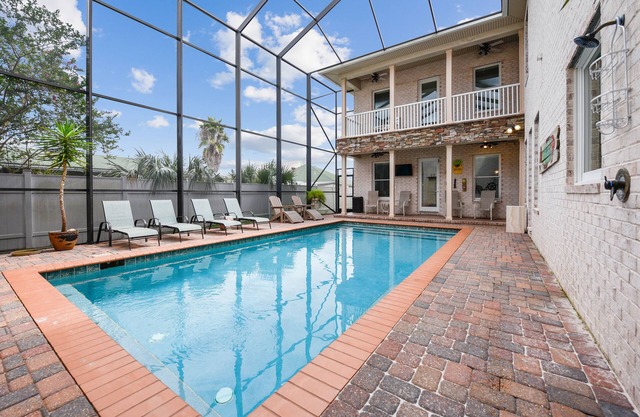 2 minutes walk from Bid-A-Wee beach Luxury house w/salt water pool
