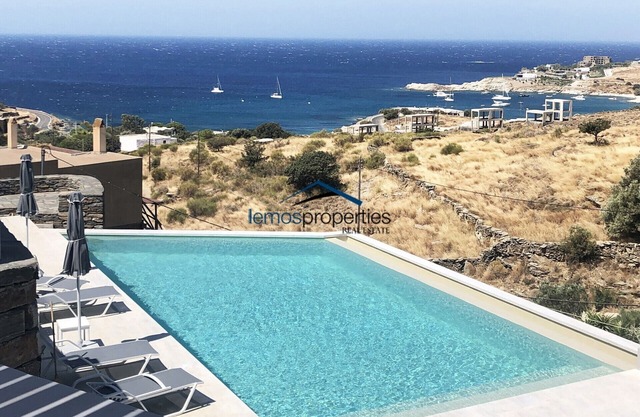 2 modern houses with 4 bedrooms, a swimming pool and a sea view