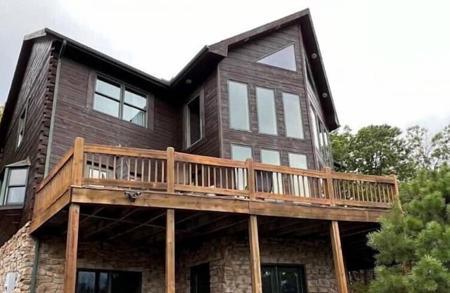 2 Primary Suites - Spacious Log Home - Incredible Mountain Views and Location