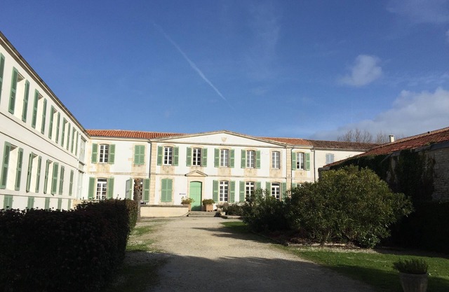 2 room apartment in residence standing with swimming pool