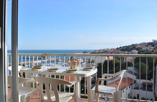 2-room apt, air-conditioned, parking, 200m from the beach