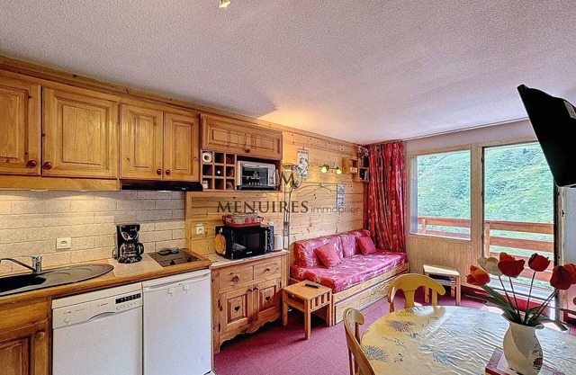 2-room cabin apt for 5, near slopes, parking, Wi-Fi, pets allowed