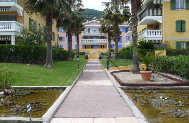 2 rooms appartment in Mandelieu wit air conditionning and swimming pool