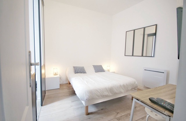 2 rooms CENTER + South facing garden