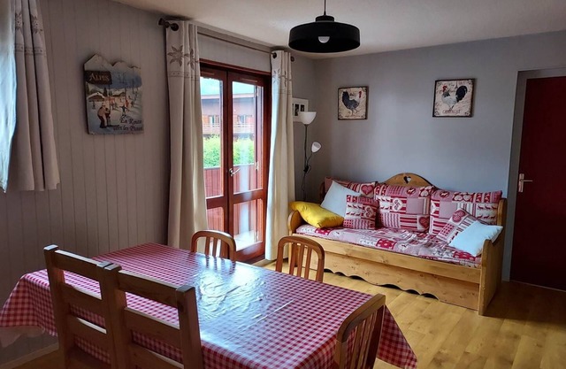 2 rooms Renovated cabin 6 beds West facing