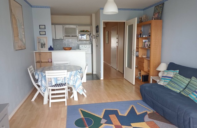 2 Rooms "The Grand Pavois" small sea view near beaches and shops