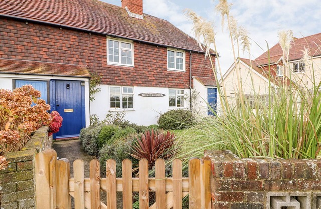 2 SEAVIEW COTTAGES, character holiday cottage in Bexhill-On-Sea