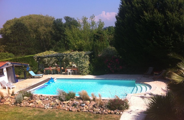 2-star apartment in a villa: pool, close to beaches, Biarritz, and golf courses
