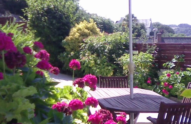 2 steps from beaches 2 bedrooms, double living, full south terrace