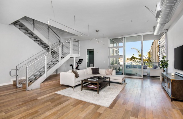 2 Story penthouse unit w/home office and 2160 sq ft in heart of Marina Del Rey