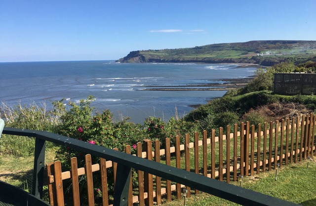 2 THE CLOSE, pet friendly, with a garden in Robin Hood’s Bay