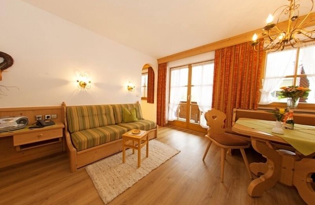 (2) Zwei-Raum-Ferienwohnung 42qm, 2-4 Personen, Dusche/WC, Wohn-Schlafraum + Extra Schlafzimmer, Küche, großer Balkon