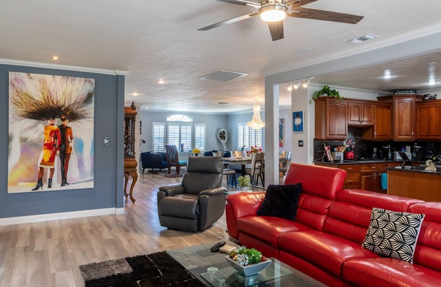 20% Disc.-September- Luxe Home w/Modern Vibe! King Bed, Jacuzzi, Fire Pit, BBQ+