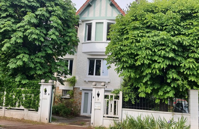 20' from Paris and Versailles: house with garden in a green setting