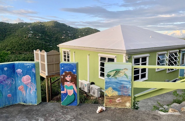 20% off! Charming cottage -water view, hot tub, outdoor shower, battery backup!