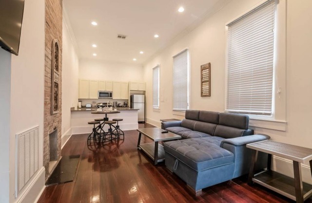 20% OFF Monthly | 10% OFF Weekly-Charming 2BR on Carondelet by Hosteeva