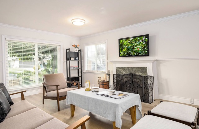20% OFF Monthly/Modern 3BR 2BA/Private Backyard Retreat/Prime Location