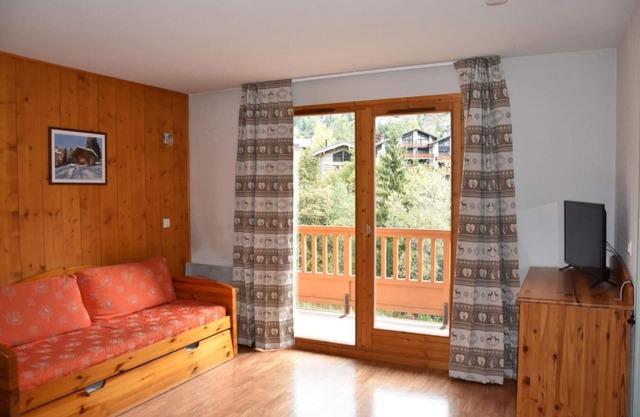 200m from resort center, 2nd floor, swimming pool, balcony, parking, tv, ski locker, 36m²