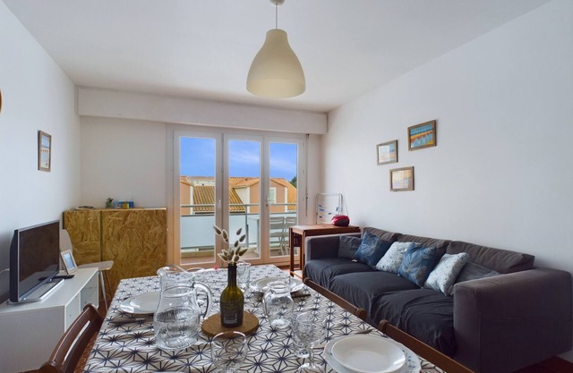 200m from the beach, flat for 4