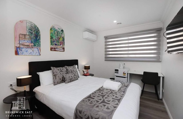 201 Chic Queen Bedroom w/Fast WiFi and Hotel-Grade Linens 24/7 Security Near Tram 18 Mins to CBD