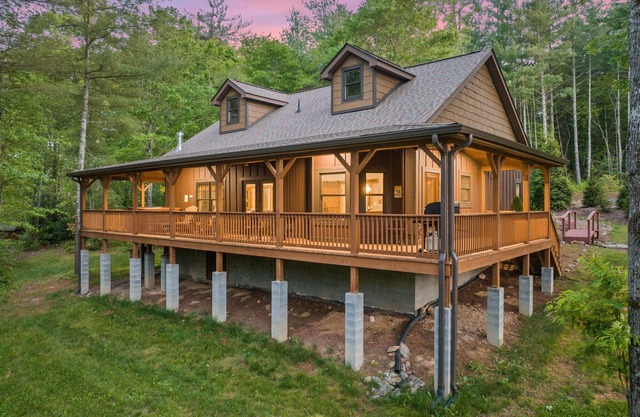2019 Newly Built ~ LUXURY Cabin ~ 23 Acre Estate ~ Hot Tub ~ 8 miles to Downtown