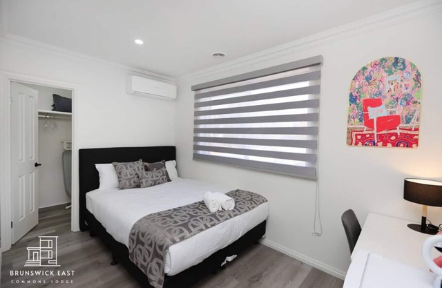 203 Premium Queen BR w/Fast WiFi - 18 mins tram to CBD