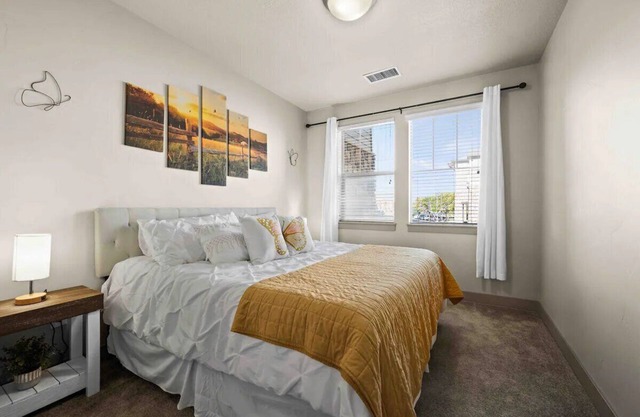207 Butterfly Bungalow with Laundry, Pool, Gym & Garage