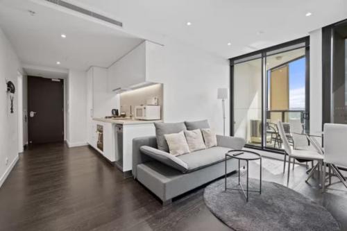 20th-Floor Urban Oasis FV