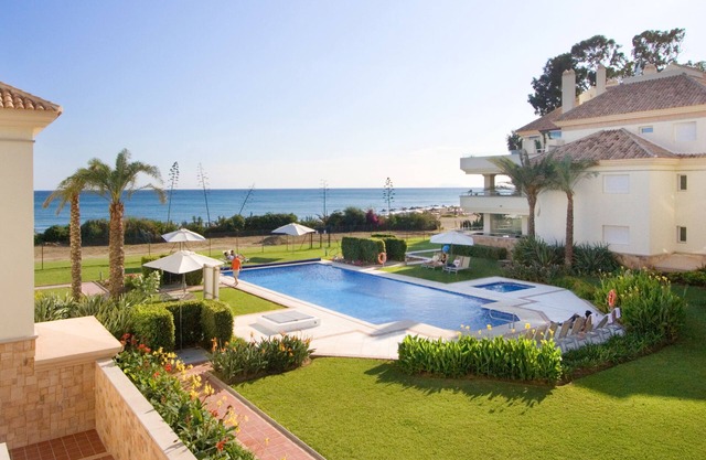 214 Luxury Apartments-Estepona, 2 B'room, 28c All Year 20m Heated Pool