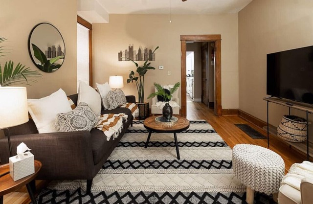 2174 Summit · Spacious Sanctuary, HUGE 5 BED centrally located