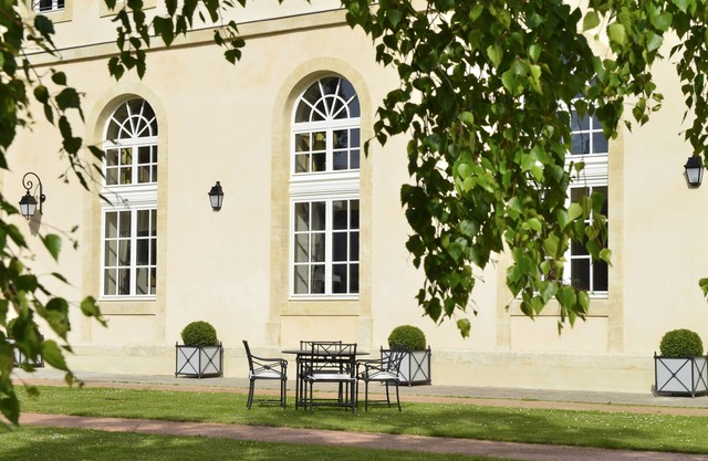 220 m2 furnished apartment facing the cathedral, historic center of Bayeux