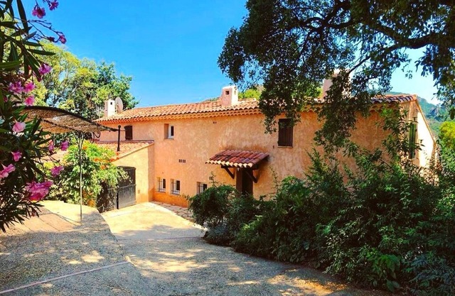 220 m² villa with 4 suites, 4 bathrooms and stunning views of the Esterel