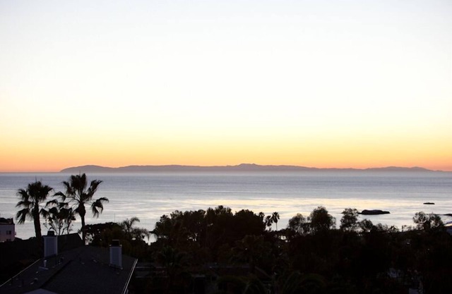 25% off; THE Best Village Location; Beach close/ocean views. Walk Everywhere.